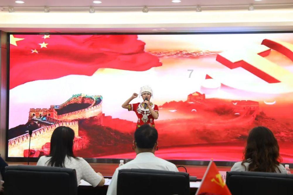 2010年，辽宁农妇义务养大被遗弃小黑熊，谁知长大后比小孩还乖巧